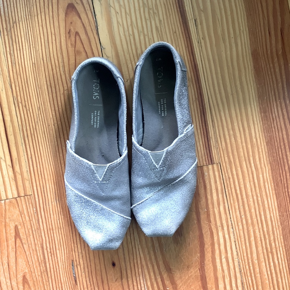 Suede metallic Tom’s, size 7 women’s, comfy sole